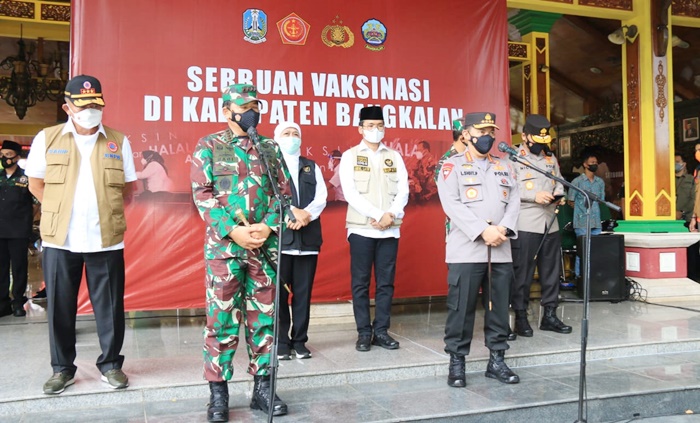 Kapolri Jenderal Listyo Sigit Prabowo dan Panglima TNI Marsekal Hadi Tjahjanto meninjau langsung penanganan kasus positif Covid-19 di Kabupaten Bangkalan, Sabtu (12/6/2021).