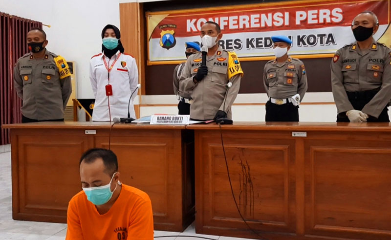 Kapolres Kediri Kota AKBP Miko Indrayana saat menggelar jumpa pers didampingi oleh Wakapolres Wachid Arifaini (paling kiri), Kasatreskrim AKP Verawati Thaib, dan Kasubbag Humas AKP Kamsudi (paling kanan). foto: MUJI HARJITA/ BANGSAONLINE