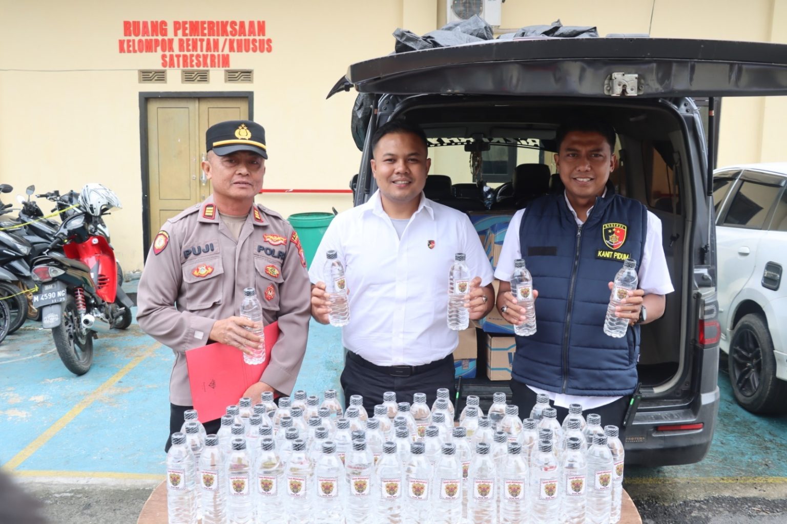 Kasatreskrim Polres Sampang Iptu Nur Fajri Alim (tengah) saat menunjukkan BB Miras