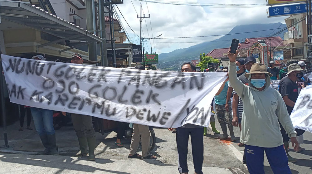 Warga dari Desa Sidomulyo, Kecamatan Batu, Kota Batu, menggelar demo buntut dari somasi yang dilakukan pihak hotel kepada kepala desa setempat.
