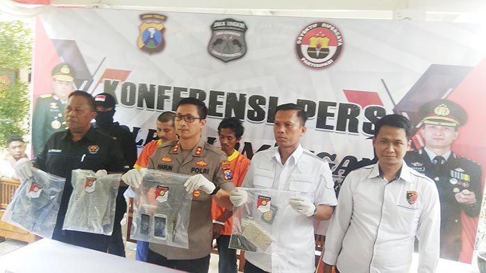 Kapolres Lamongan AKBP Harun saat menunjukkan BB didampingi Kasatreskrim AKP David Manurung.
