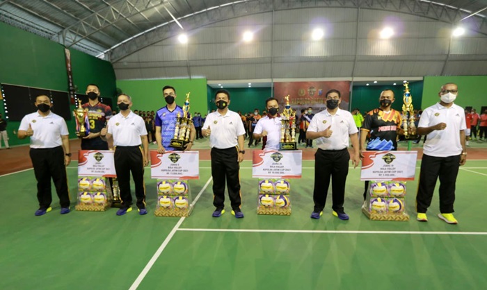 Kapolda Jawa Timur Irjen Pol Nico Afinta foto bersama para perwakilan pemenang.