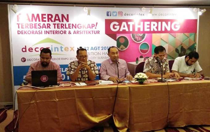 Direktur PT Debindo Mitra Tama Boediono saat memberikan sambutannya pada acara Gathering Decorintex 2018 di Hotel Wyndham Surabaya, Selasa (5/6). 