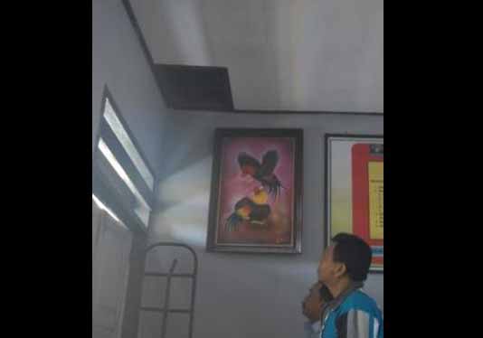 CELAH – Lewat plafon inilah Wah kabur dari Rutan Nganjuk. foto: soewandito/BANGSAONLINE