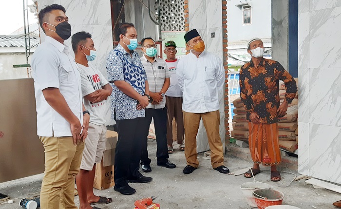 SAPA WARGA: Bambang Haryo Soekartono (BHS) saat berkunjung ke Desa Bluru Kidul Kecamatan Sidoarjo, Kamis (25/2/2021). foto: MUSTAIN/ BANGSAONLINE