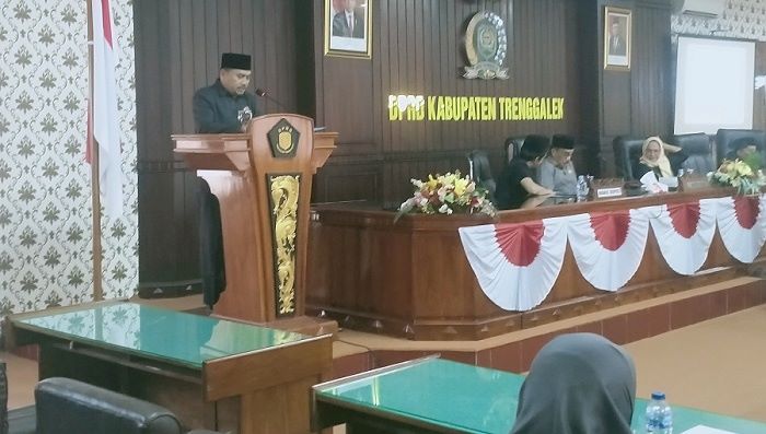 Agus Cahyono, Jubir Banggar DPRD Trenggalek, saat menyampaikan hasil laporannya.