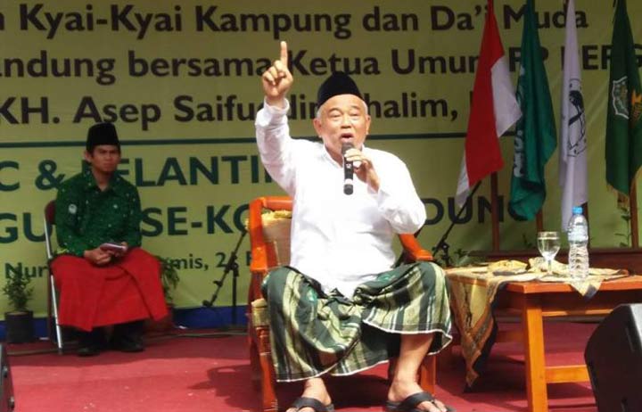 Dr KH Asep Saifuddin Chalim, MA saat memberikan taushiyah politik di Pondok Pesantren Nurul Iman Cibaduyut Bandung Jawa Barat, Kamis (21/2/2019). foto: bangsaonline.com
