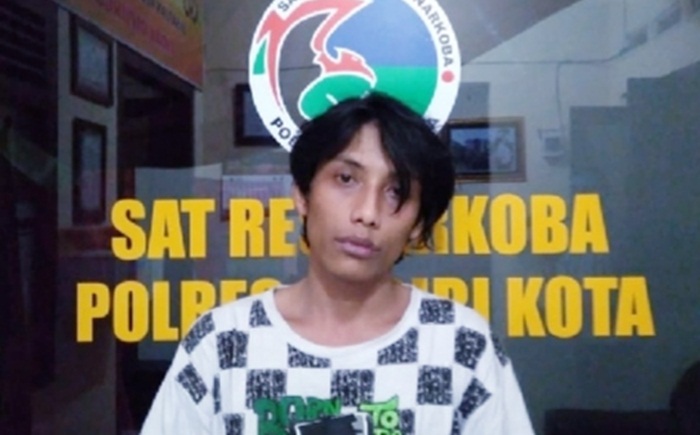 Tersangka DP saat berada di ruang Satresnarkoba Polres Kediri Kota. foto: ist
