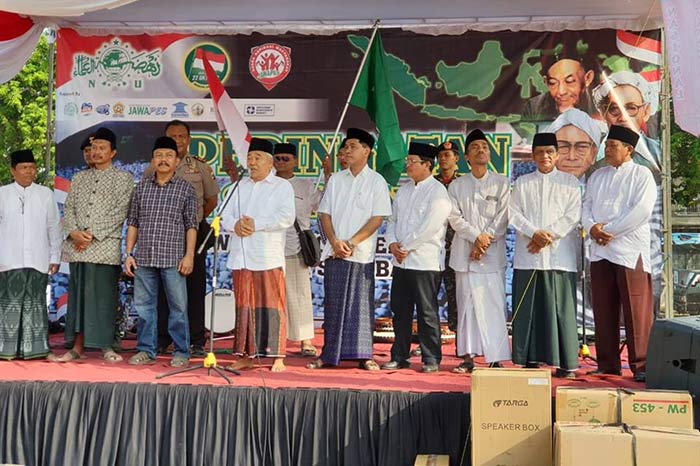 Dr KH Asep Saifuddin Chalim, MA menyampaikan taushiyah di depan peserta acara Hari Santri Nasional (HSN) di Alun-alun Bangunsari Kota Surabaya yang kemudian dilanjutkan dialog kebangsaan Resolusi Jihad di TPI Raudlatul Khair Bangunsari yang diasuh Drs KH Khoiron Sueb. Tampak Kiai Asep di atas panggung diapit Em Mas