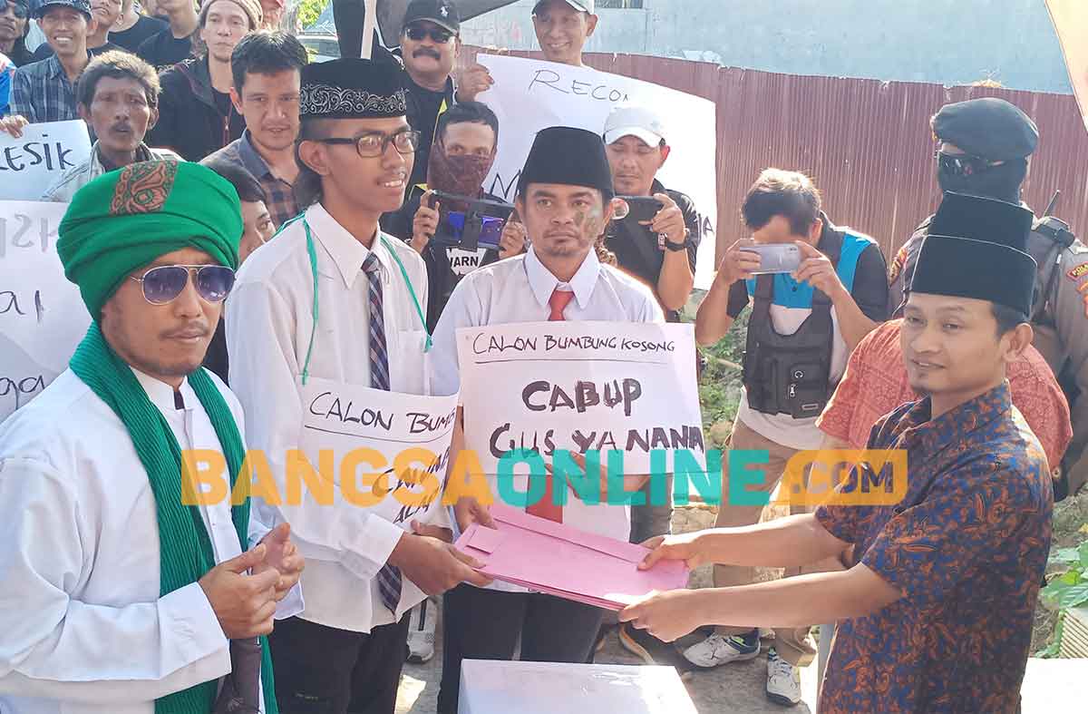 Paslon Cabup-Cawabup bumbung kosong saat menyerahkan dukungan partai kepada Ketua KPU Gresik, Akhmad Taufik. Foto: SYUHUD/BANGSAONLINE