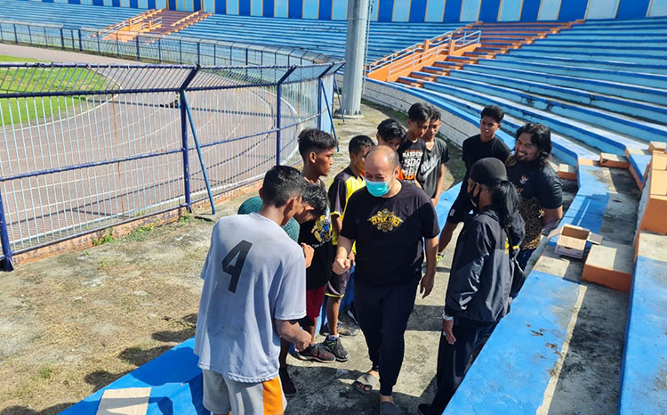 Deby Kurniawan, Ketua Umum IPSI Cabang Lamongan yang juga Anggota Komisi X DPR RI saat memantau para atlet pencak silat latihan fisik di Stadion Surajaya Lamongan. (foto: ist)
