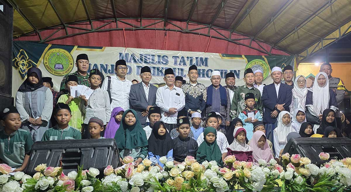 Santunan anak yatim yang digelar BHS atau Berkah Hasana Sosial, sebuah organisasi masyarakat di Kabupaten Pasuruan saat Haul Bareng XV.