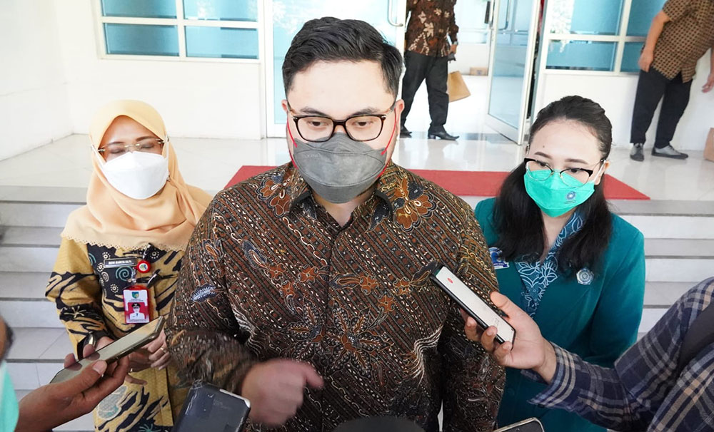 Bupati Kediri Hanindhito Himawan Pramana saat memberikan keterangan kepada wartawan. Foto: Ist.