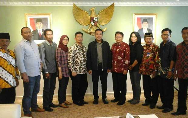 POSE BERSAMA: Kepala Plt Disporpar Sidoarjo, Djoko Supriyadi, dan sejumlah kades asal Kecamatan Jabon, pose bersama dengan Menpora H Imam Nahrawi, di Kantor Kemenpora, di Jakarta, Jumat (21/4) lalu. foto: istimewa