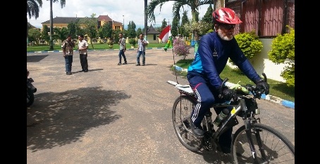 SEMANGAT: Andik saat sampai di halaman kantor Pemerintah Daerah Sumenep. (Faisal/BANGSAONLINE)
 