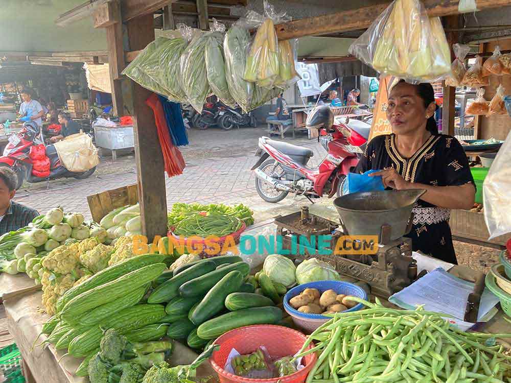 Salah satu pedagang di Pasar Keling Surabaya. Foto: Sulthon/Bangsaonline.