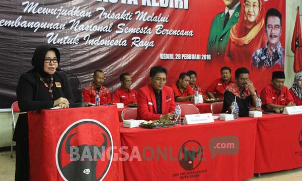 Bendahara DPD PDI Perjuangan Wara S. Renny Pramana saat memberikan sambutan dalam rapat kerja cabang DPC PDI Perjuangan Kota Kediri. foto: arif kurniawan/ BANGSAONLINE