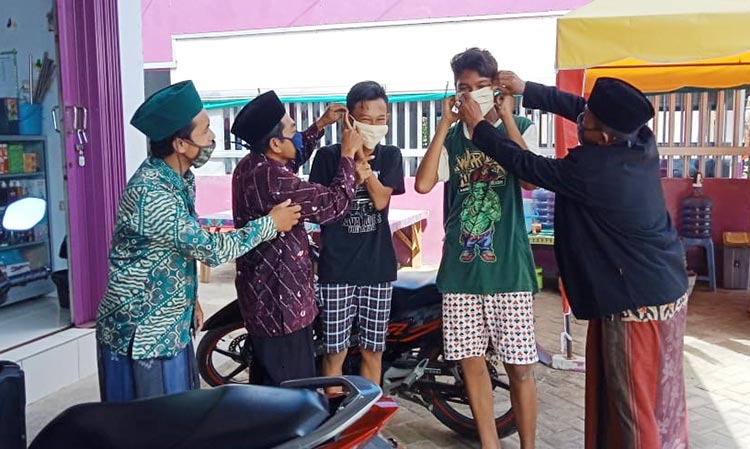 Pembagian masker oleh Penyuluh Agama Islam di Kecamatan Klampis.