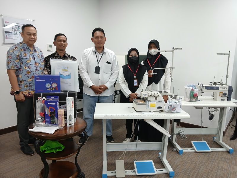 PT BKMS menyerahkan paket peralatan kerja sebagai stimulus wirausaha agar peserta dapat mempraktikkan langsung ilmu yang diperoleh. foto: ist.

