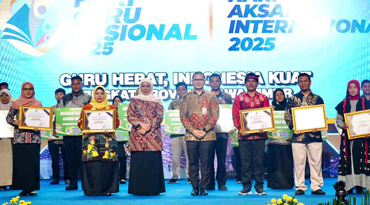 Terharu di Puncak HGN 2025, Gubernur Khofifah Apresiasi Guru Hebat