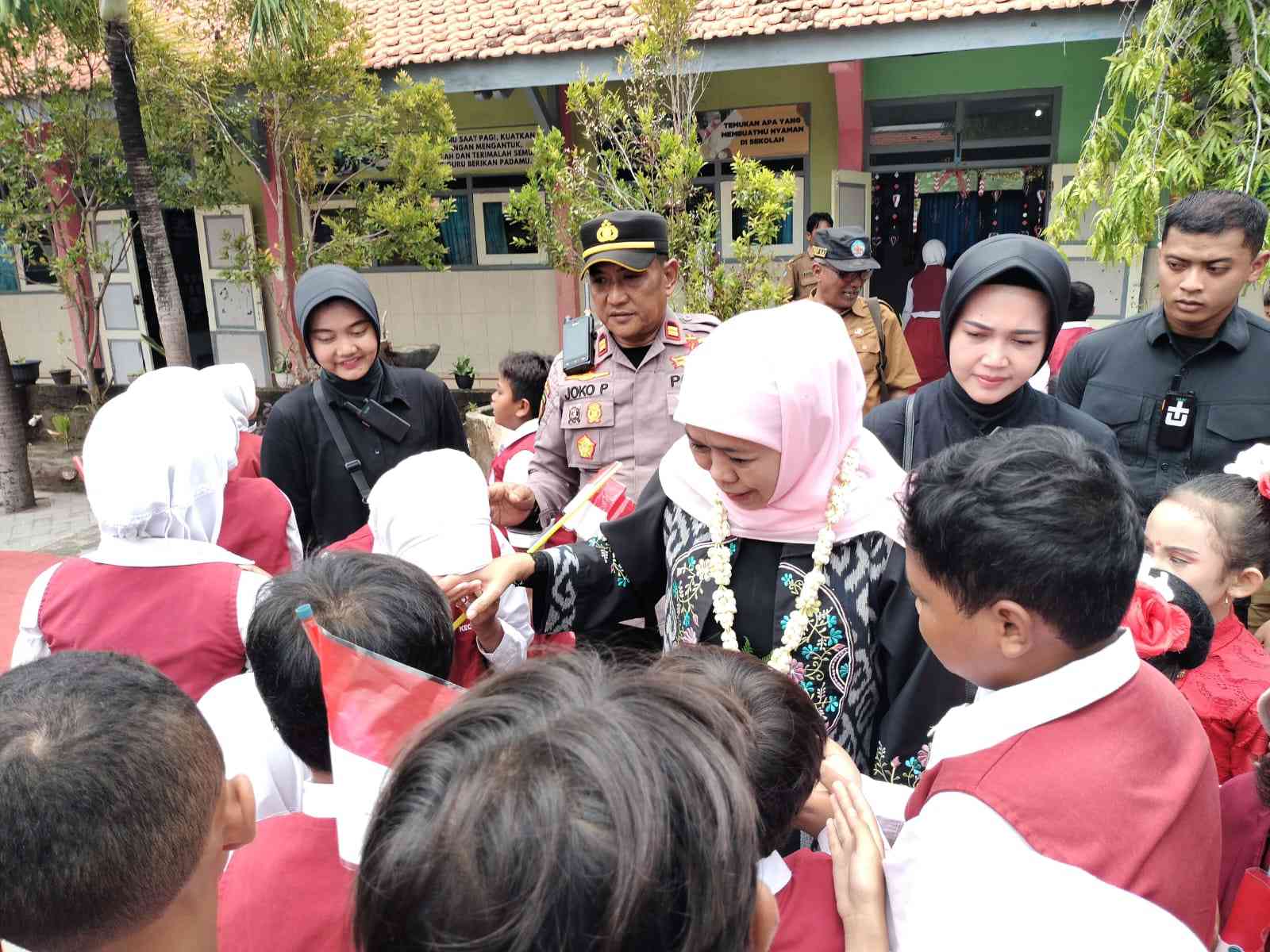 Siswa-siswi SDN 1 Patereman Kecamatan Modung, Bangkalan menyerbu Khofifah Indar Parawansa untuk bersalaman, Selasa (7/1/2025). Foto: Ahmad Fauzi/bangsaonline