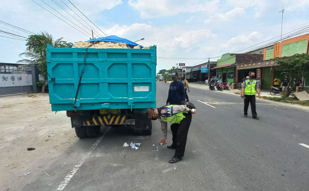 Polisi melakukan olah TKP di lokasi kejadian.