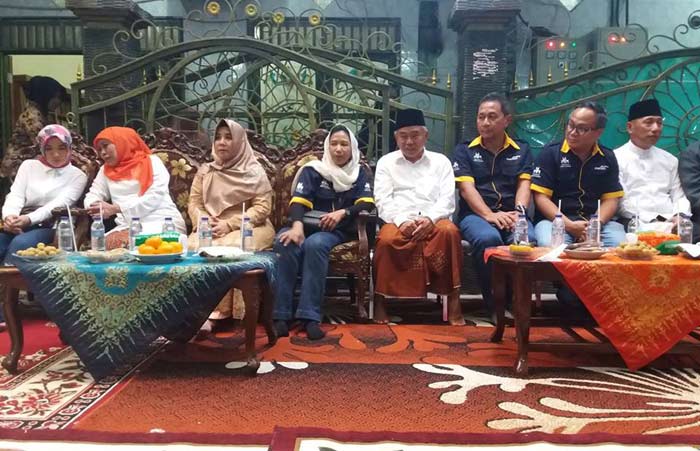 Menteri Rini Soemarno (no 4 dari kiri) saat berkunjung ke Pondok Pesantren Amanatul Ummah Jalan Siwalankerto Surabaya, Sabtu (15/9/2018). Tampak Dr KH Asep Saifuddin Chalim (nomor5) didampingi istrinya, Nyai Alif Falilah (no 3) dan Gubernur Jawa Timur terpilih Khofifah Indar Parawansa (no 2 dari kiri), Nicke Widyawati (paling kiri), Arum Sabil (paling kanan).
