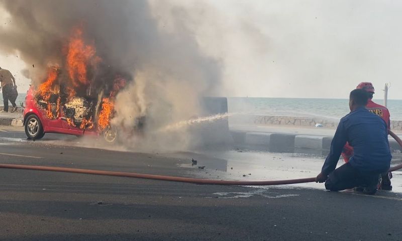Mobil Chevrolet Spark Terbakar di Jalan Pantura Tuban, Pemilik Ngaku Habis Diservis