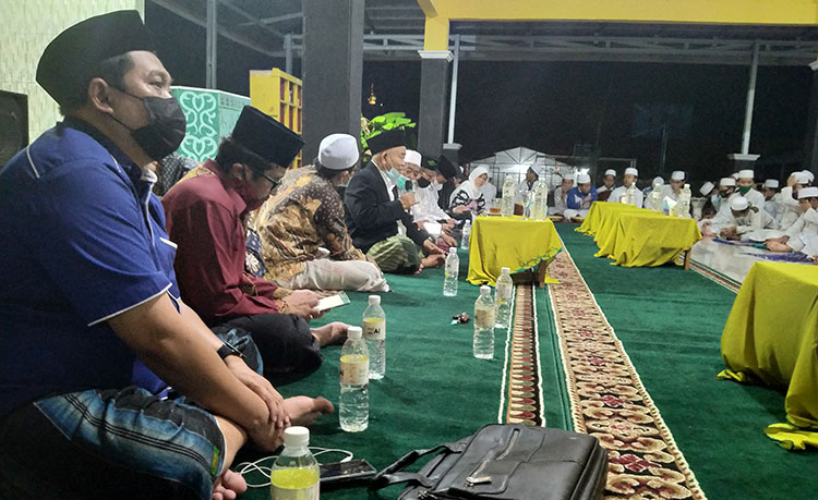 Kiai Asep saat memberikan mauidhah hasanah di Pondok Pesantren Muqimus Sunnah Palembang.
