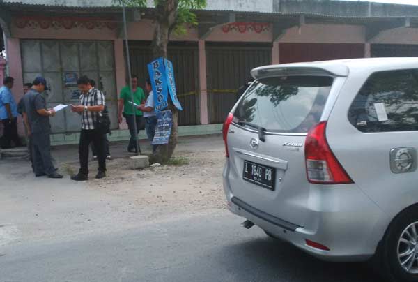 Sejumlah petugas Direskrimum Polda Jatim saat mendatangi rumah korban. (foto: haris/BANGSAONLINE)