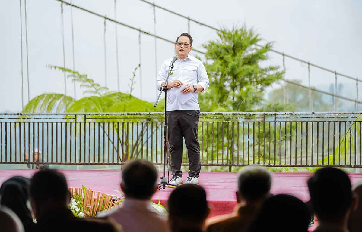 Pj Gubernur Jatim saat memberi sambutan.