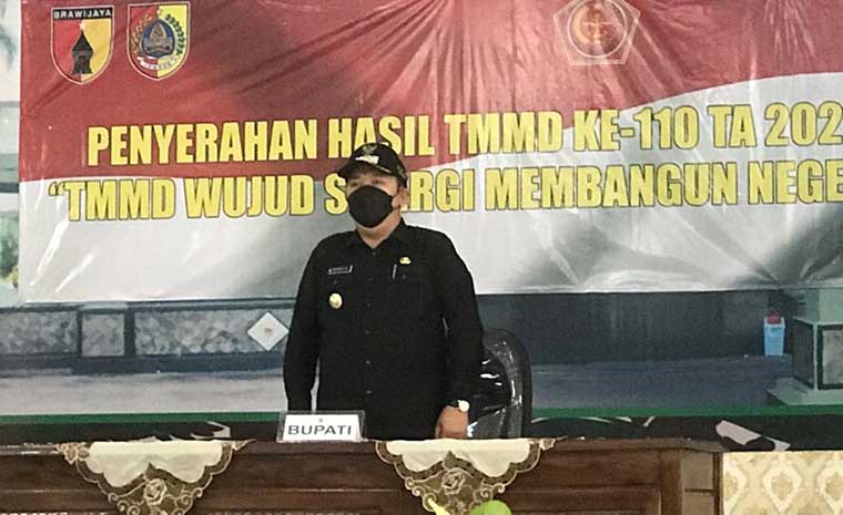 Bupati Jember Hendy Siswanto saat menghadiri penutupan program TMMD ke 110 di Makodim Jember, Rabu (31/03/2021).
