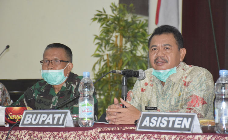 Bupati Pungkasiadi ketika memimpin Rakor Pembatasan Mudik. 