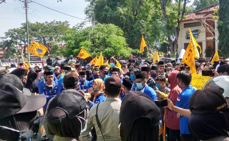 Mahasiswa PMII Pamekasan saat menyampaikan orasi menutut penutupan tambang ilegal saat aksi di Pendopo Pemkab Pamekasan. 