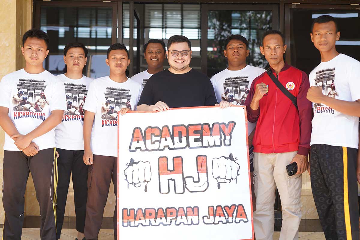 Bupati Kediri Hanindhito Himawan Pramana bersama panitia kejuaraan Kickboxing Piala Bupati Kediri 2024. Foto: Ist.