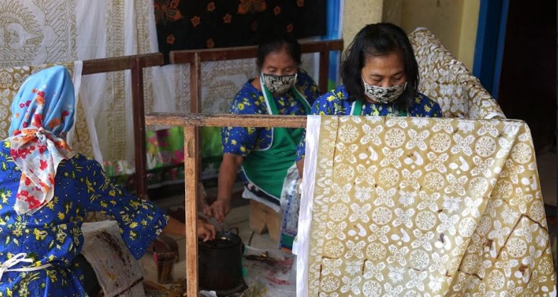Saat perajin batik sedang bekerja. (foto: ist).
