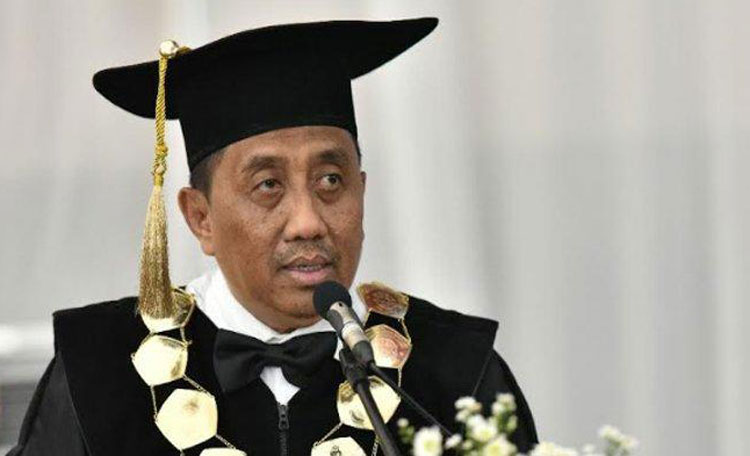 Rektor UTM Dr. Drs. Ec. Moh. Syarif, M.Si 