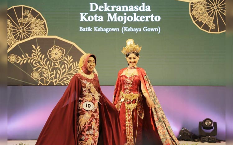 Nampak Ketua Tim Penggerak PKK Kota Mojokerto didampingi seorang model saat opening ceremony Batik Border.