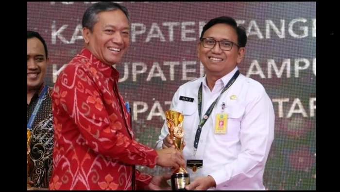 PENGHARGAAN: Kepala Bappeda Sidoarjo Hery Soesanto menerima penghargaan Sidoarjo Kabupaten Sangat Inovatif. Foto: Ist.