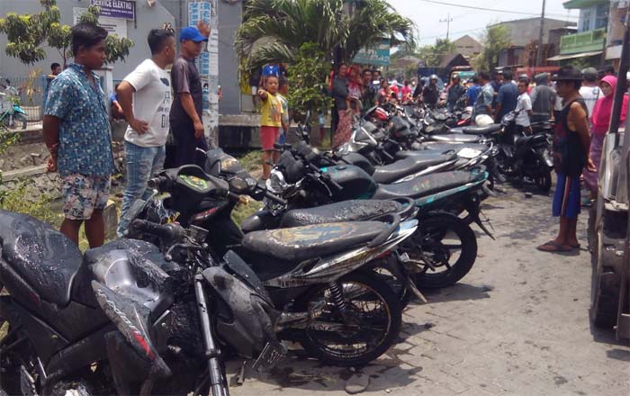 Motor-motor milik pemuda asal NTT dievakuasi dari sungai.