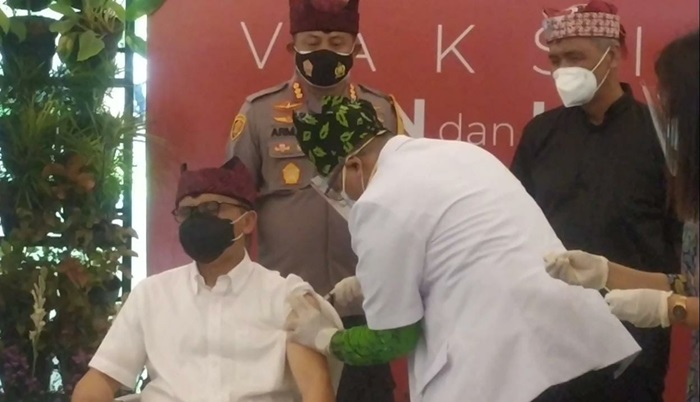 Bupati Banyuwangi Abdullah Azwar Anas menerima suntikan vaksin Sinovac perdana di Pendapa Sabha Swagata Blambangan, Kamis (28/1/2021).