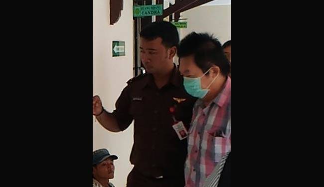 Sonny Sandra (memakai masker) saat akan menjalani sidang di PN Kota Kediri. foto: arif kurniawan/ BANGSAONLINE