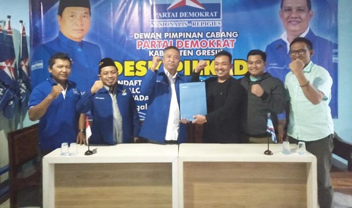 Ketua LPP PKB Gresik Moh. Abdul Qodir bersama sejumlah anggota Fraksi PKB Gresik mengembalikan form pendaftaran Bacabup Qosim ke kantor DPD Demokrat Gresik. foto: ist.