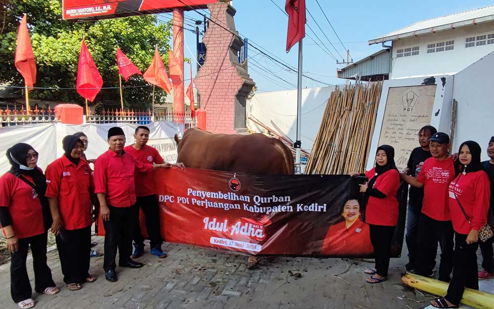 Ketua DPC PDIP Kabupaten Kediri Murdi Hantoro (tiga dari kiri) dan jajaran sebelum acara penyembelihan hewan kurban Foto: MUJI HARJITA/ BANGSAONLINE