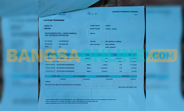 Buku tabungan PKH milik Tipah dan Suliha, warga Dusun Burneh, Desa Pajeruan, Kecamatan Kedungdung, Kabupaten Sampang, usai dicetak koran tahap dua. Foto: MUTAMMIM/BANGSAONLINE