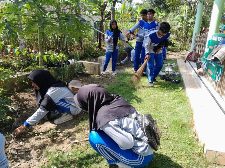 Para siswa SMAN 1 Pronojiwo saat melakukan kerja bakti