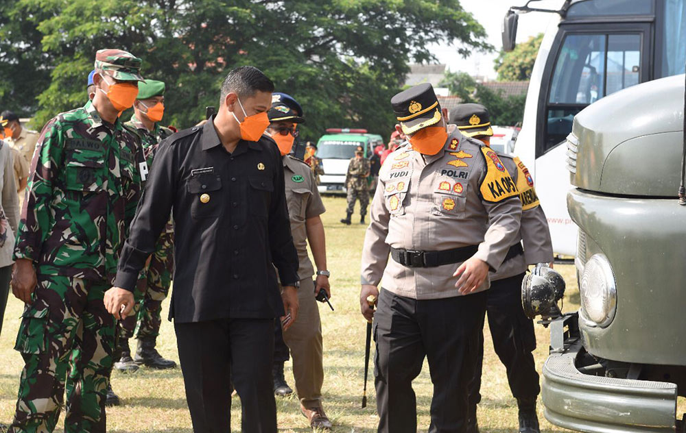 Wali Kota Kediri Abdullah Abu Bakar didampingi oleh Kapolres AKBP Wahyudi dan Kasdim 0809 Mayor Czi Gatot Palwo Edi saat melakukan pengecekan kendaraan. foto: ist.