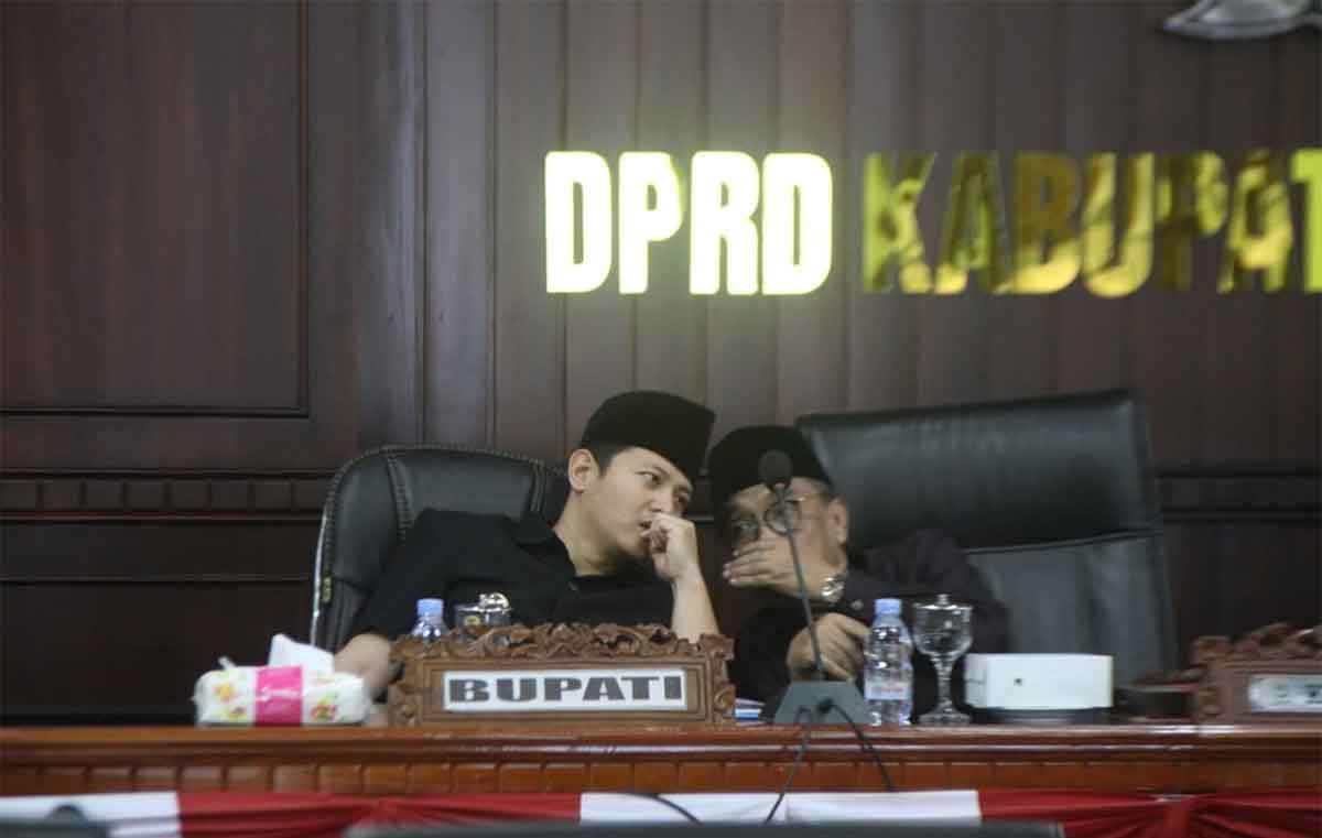 Bupati Trenggalek, Mochamad Nur Arifin, saat menghadiri rapat paripurna.