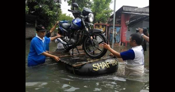 Tak hanya menyelematkan diri dan keluarganya, warga korban banjir di Desa Jotangan Mojosari juga berusaha menyelamatkan harta bendanya. 