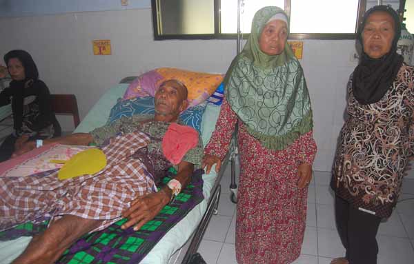 Setu dan keluarganya di ruang Mawar RSUD Trenggalek.foto: herman/BANGSAONLINE